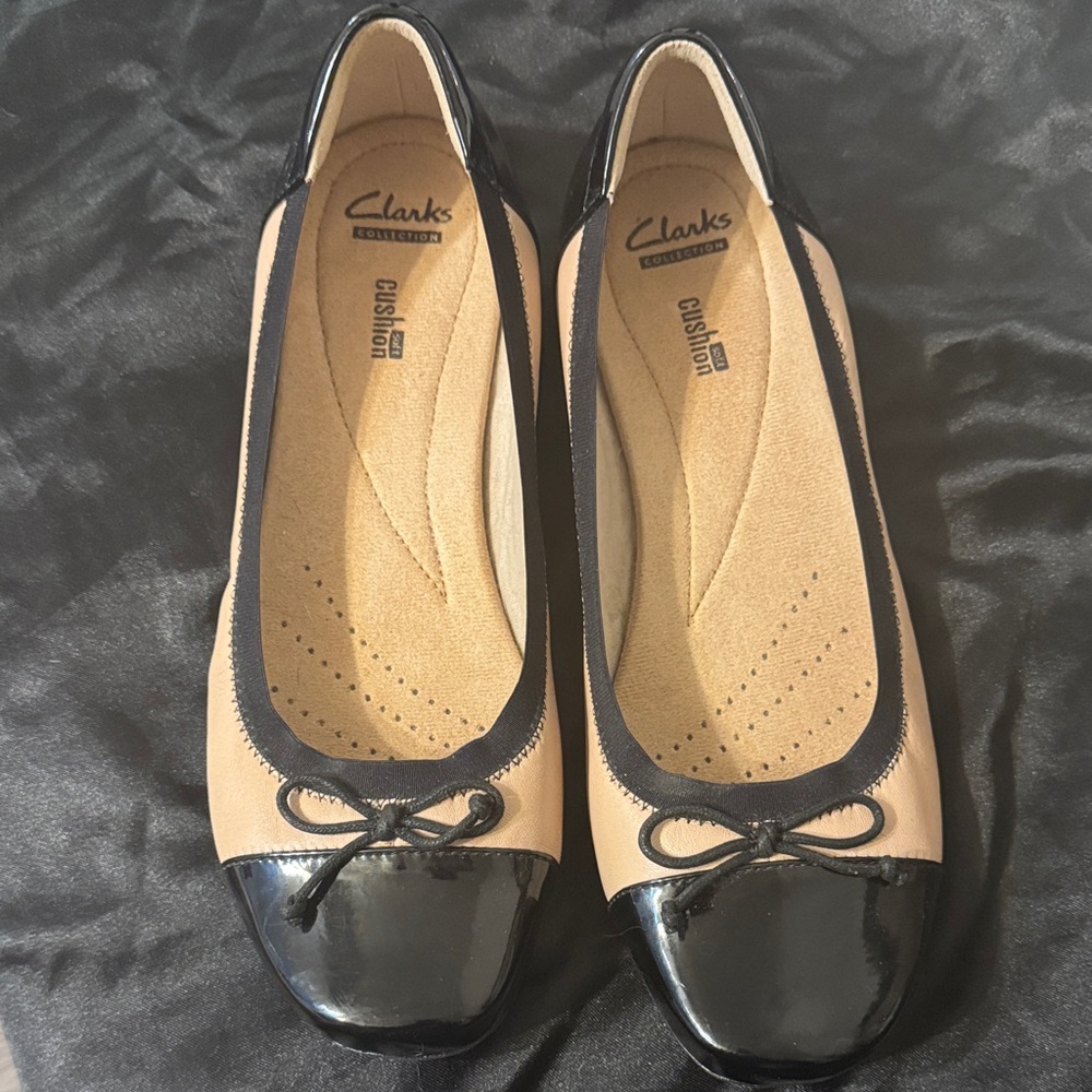 Clarks Women's Beige and Black Patent Cap-Toe Ballet Flats